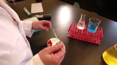 petri kabına bulaşması laborant