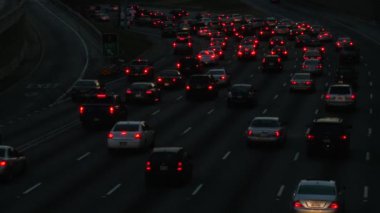 Atlanta, Georgia'da gece saatlerinde statik trafik çekimi.