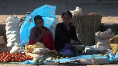 Nepal kadınlar meyve Nepal bir pazarda satıyor.