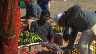 Nepal köy pazarında takas.