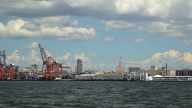 East River'da ise kırmızı kanca konteyner Terminal görünümünü.
