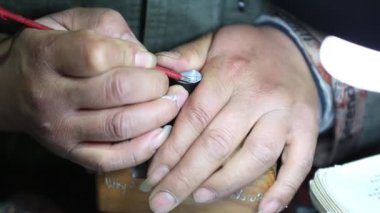 Onlar metal direk bölmek gibi kadar kişi el görünümünü kapat.