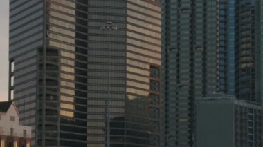 Alacakaranlıkta Atlanta Skyline'ın soldan sağına doğru yavaş, yakın çekim tava.