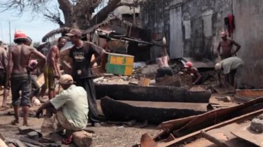 yıkık bir köyde çalışan erkekler.