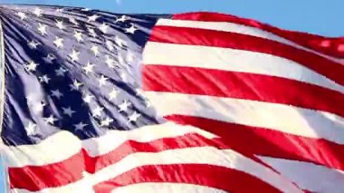 Kore Savaşı gazileri Anıtı üzerinde uçan Amerikan bayrağı
