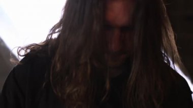 Gitar çalan müzisyen.