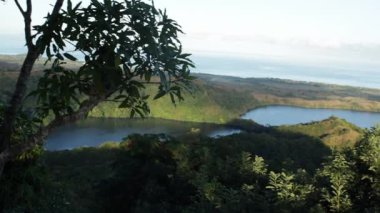 Manzara okyanus doğru bakan bir tepenin üstünden görünümü kaydırma.