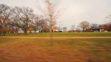 Ulusal Hazine Binası önünde bir park kaydırma bir kadeh.