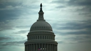 Mavi, bulutlu gökyüzü karşı ABD Capitol kubbe binanın statik bir atış.