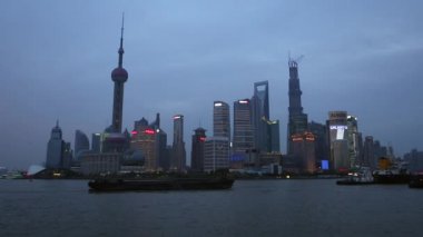 Shanghai, Çin için birçok kuleleri doğru Huangpu Nehri manzaralı görünüm.