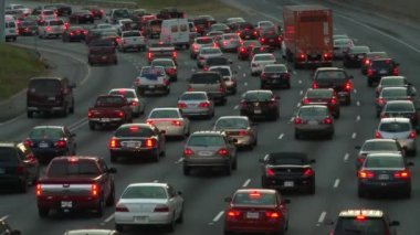 Atlanta, Georgia otobanda yük kamyonları ile yavaş yavaş hareket eden trafik.