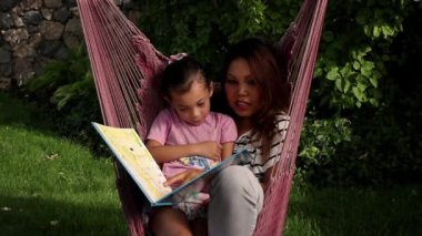 kadın ve çocuk kitap okuma 