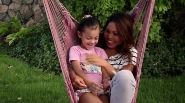 kadın ve çocuk pembe bir hamak