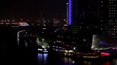 Tekneler ve gece gökdelen