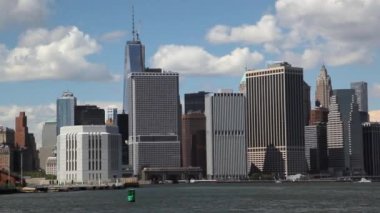 Doğu Nehri 'ni feribotla yüzdürürken New York şehrinin Skyline manzarası.