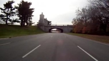 Virginia'da bir yolda bir köprünün altında sürüş.