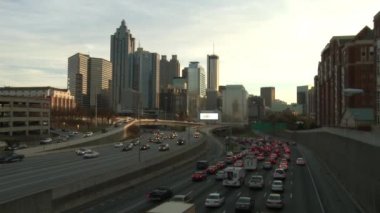 Atlanta, Georgia Atlanta Skyline yakınlarındaki otoyol.