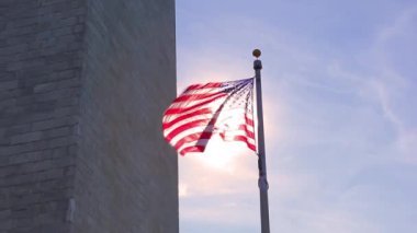 Washington Anıtı tarafına Amerikan bayrağı.