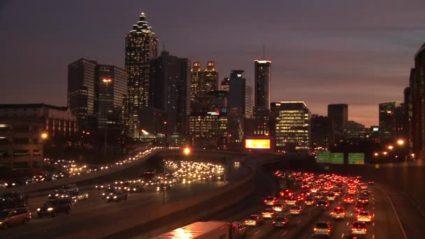 Atlanta Skyline avec trafic en dessous . — Video