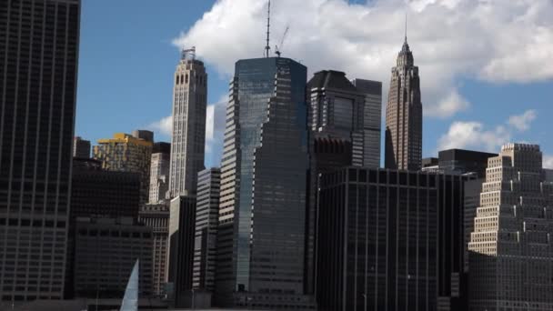 Blick auf die Skyline von New York City während der Fahrt auf dem East River mit der Fähre. — Stockvideo