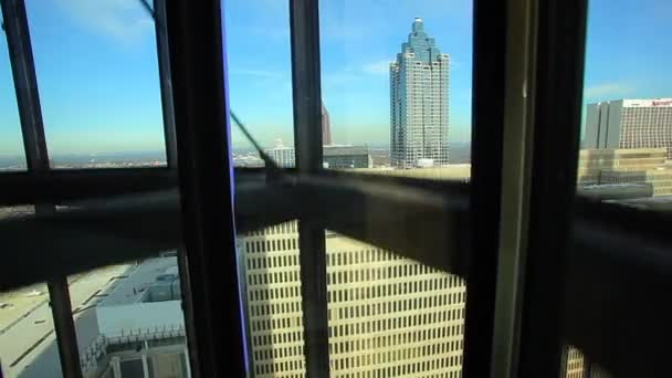 Uma foto estática do Suntrust Plaza enquanto subia em um elevador em movimento . — Vídeo de Stock