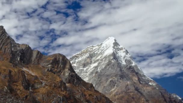 Nuvens passando sobre picos do Himalaia — Vídeo de Stock