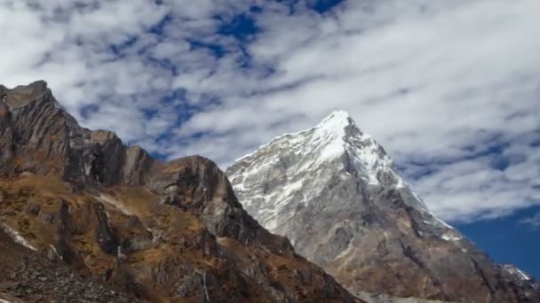 Nuvole che passano sopra cime himalayane — Video Stock