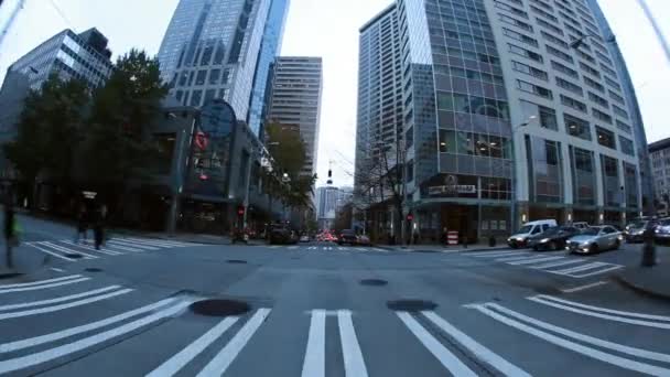 Auto rijden rond in de straten van Seattle. — Stockvideo