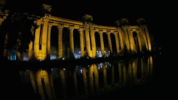 Reflectie op de nacht van het Paleis voor Schone Kunsten theater — Stockvideo