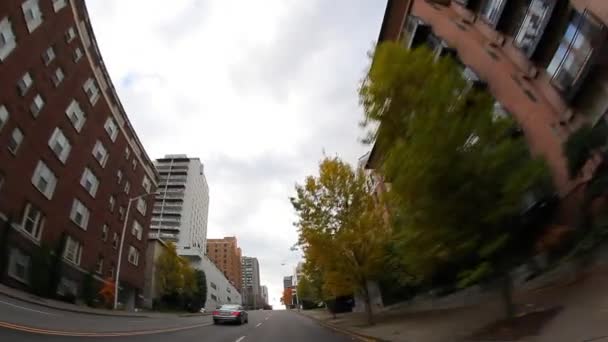 Carros desce as ruas em Seattle . — Vídeo de Stock