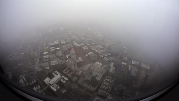 Mirando desde lo alto del edificio hacia la ciudad . — Vídeos de Stock