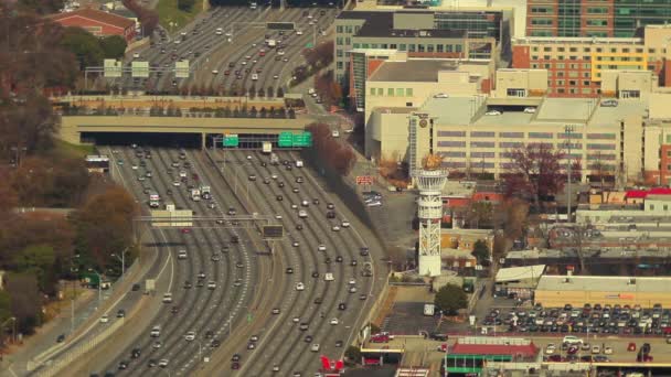 両側の都市の建物、高速道路に流れる車の静的な幅の広いショット. — ストック動画