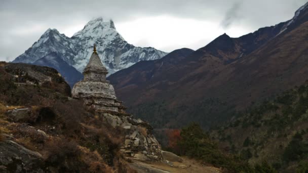 Buddhist stupa with Ama Dablam peak — Stock Video