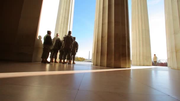 Achterkant van soldaten die permanent in het Lincoln Memorial. — Stockvideo