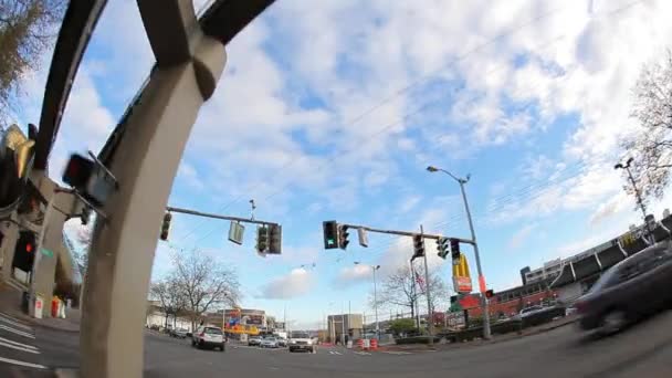 それは車からスーパー ワイド ビューは、シアトルのダウンタウンの通りをドライブします。. — ストック動画