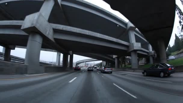 Samochody jazdy w ruchu na I-5 w Seattle. — Wideo stockowe