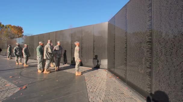 Soldat regardant un mur de noms de soldats décédés — Video