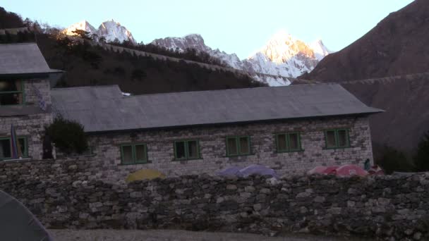 Tende rosse piazzate vicino agli edifici dell'Himalaya . — Video Stock