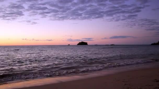 Golven crashen op het strand — Stockvideo