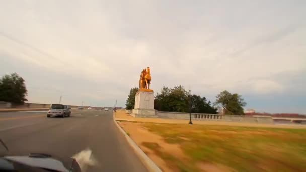 Un tiro panorámico de una estatua de un caballo en el edificio del Tesoro Nacional . — Vídeos de Stock