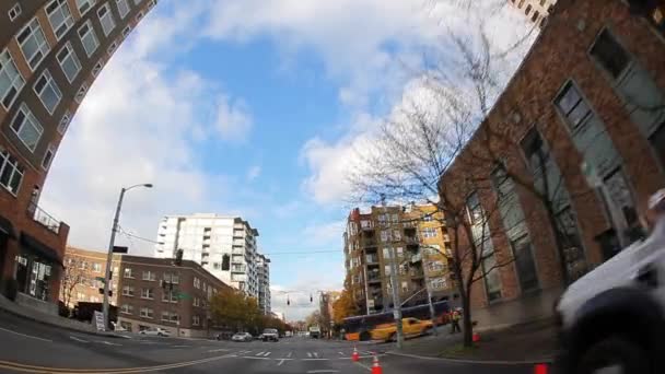 汽车作为它的超宽视角驱动器在西雅图市中心的街道. — 图库视频影像