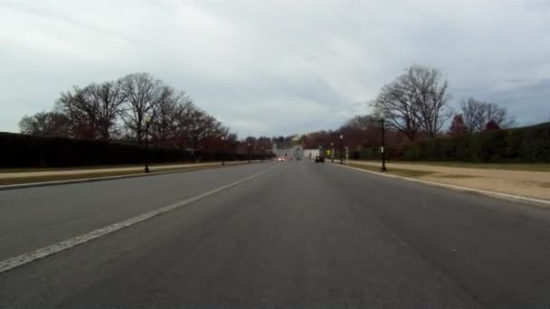 Vezetés egy egyenes úton, Washington DC-ben felhős. — Stock videók
