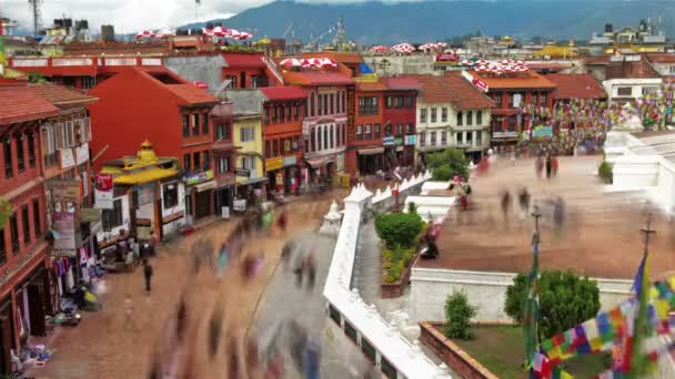 Mensen wandelen rond de straten op Bouddhanath Stupa in Kathmandu — Stockvideo
