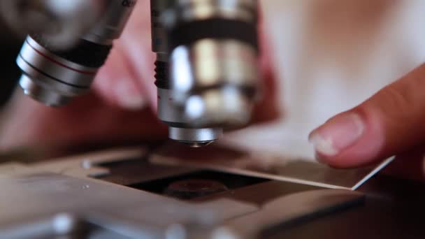 Seguimiento del primer plano de las lentes de un microscopio . — Vídeos de Stock