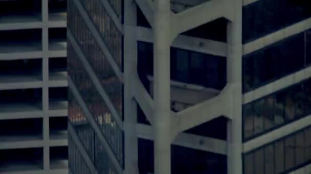 Een close-up, snel tilt shot van de Bank of America Plaza van onder naar boven. — Stockvideo