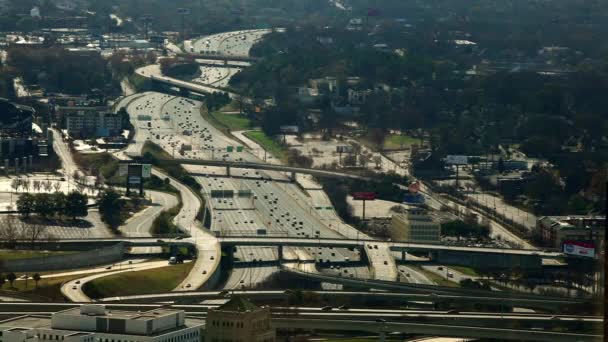 Bir yüksek açı, Atlanta, Georgia otoyolda akan araçların statik, geniş shot. — Stok video