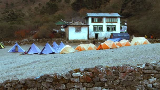 Tents are set up in front of a building — Stock Video