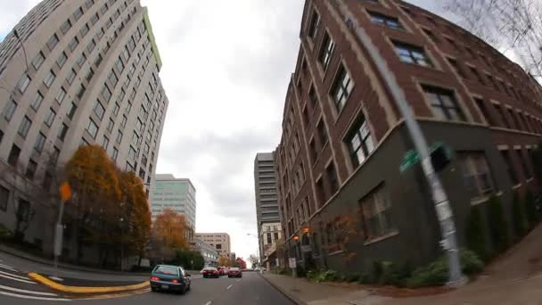 Vista panorámica desde el coche mientras conduce por las calles en el centro de Seattle . — Vídeo de stock