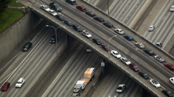 Verkeer en viaduct op I-5 snelweg in Seattle — Stockvideo