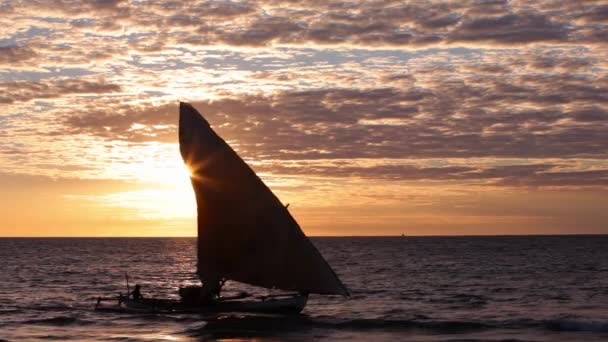 Colorido atardecer con vistas al océano — Vídeos de Stock